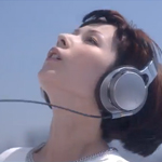 CM「ソニー ヘッドホン ウォークマン」の曲「sonic manic ／ 木村カエラ」